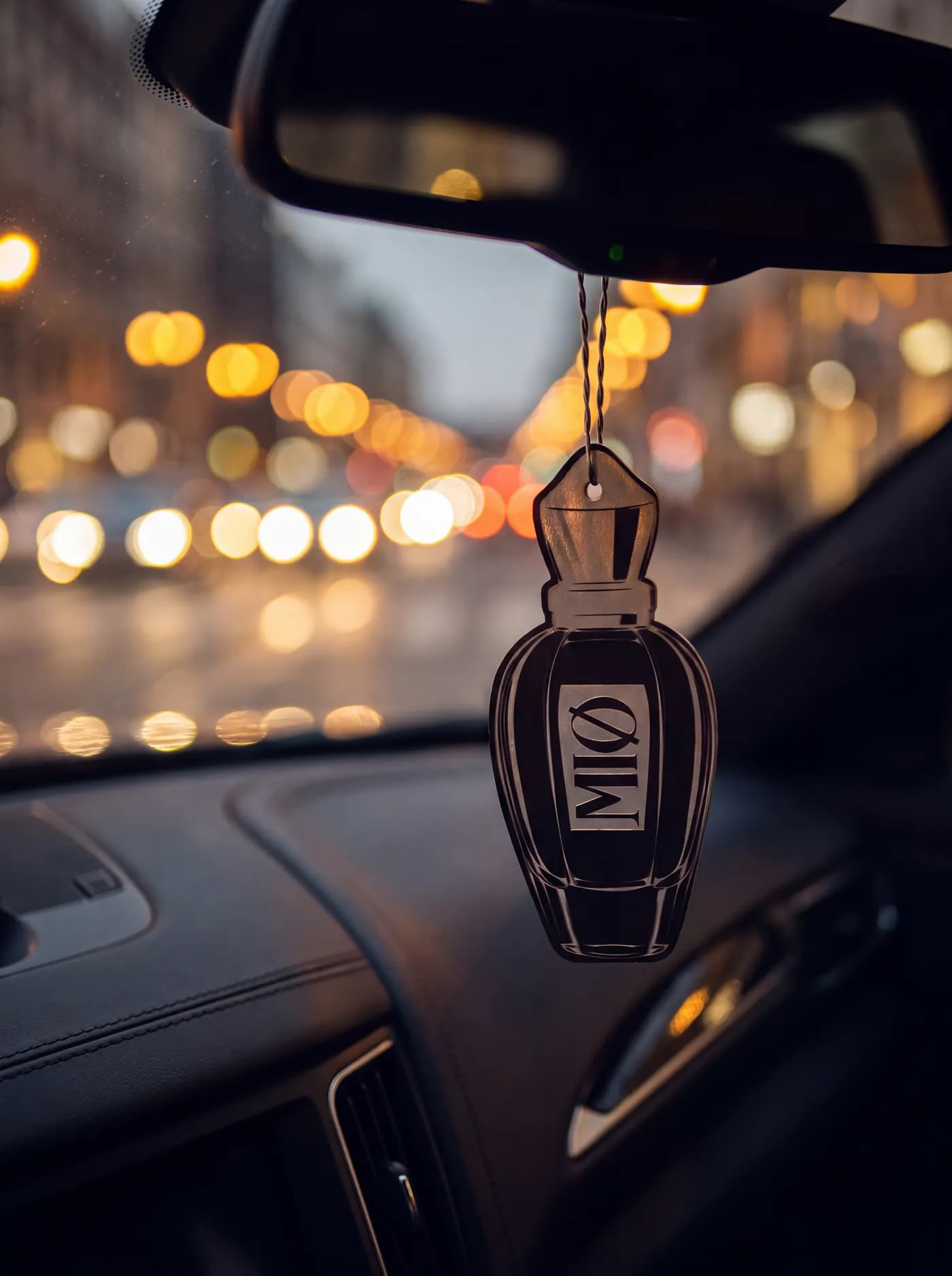 MIØ Anhänger vor dem Bokeh der Straßenlichter